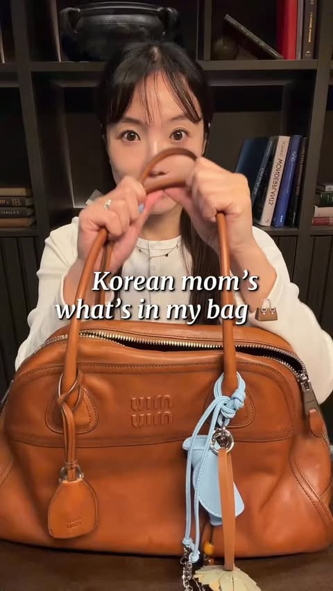 Instagram post by @jennieleeny for EVERYDAZE. Caption reads: What’s in my bag lately 👜✨ 뉴욕맘의 왓츠인마이백 All my....