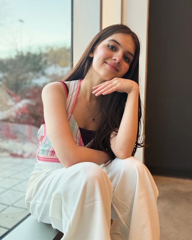 Instagram post by @kareenasingh25 for Retro Stage. Caption reads: nothing much🌷

🤳: @__rashii__h.