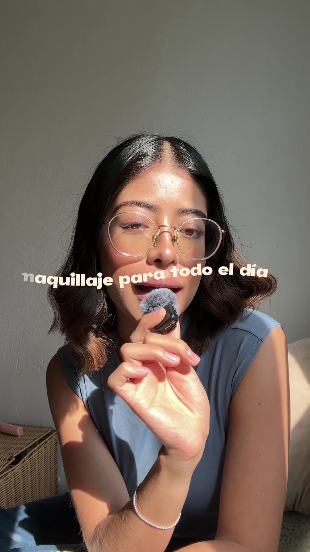 TikTok post by @andreaagascaa for Ultramo. Caption reads: Con esto mi makeup dura 24hrs!! 🎀 |....