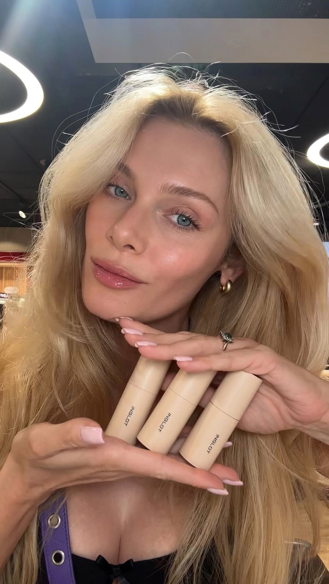 Instagram post by @szindy for Inglot. Caption reads: 👛 Kosmetyczka została w domu, ale wszystkie....