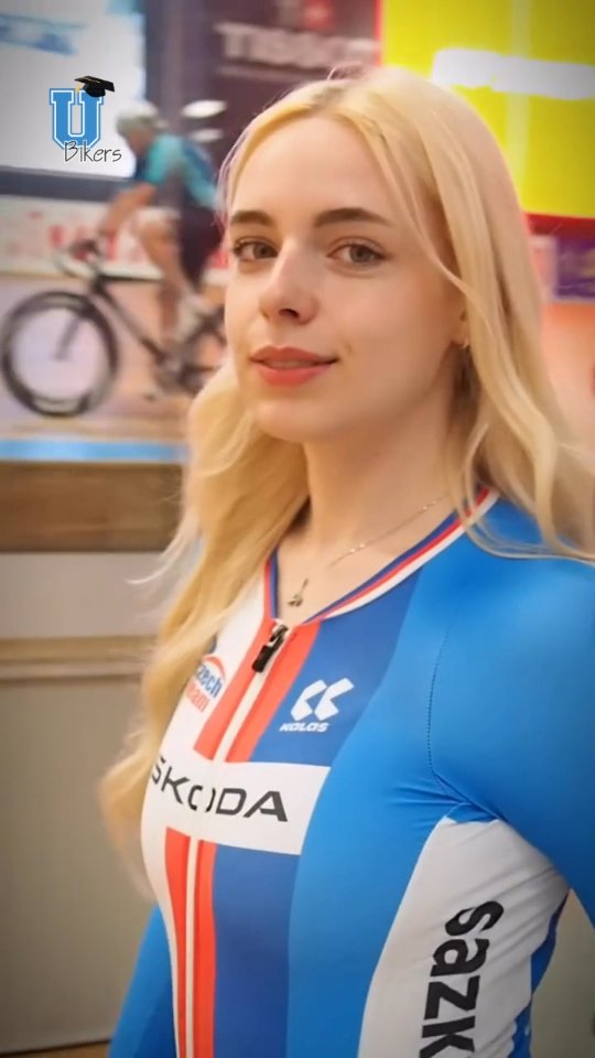 Instagram post by @bikes.university for Huawei Mobile France. Caption reads: Relajarse está bien, pero el ciclismo también…....