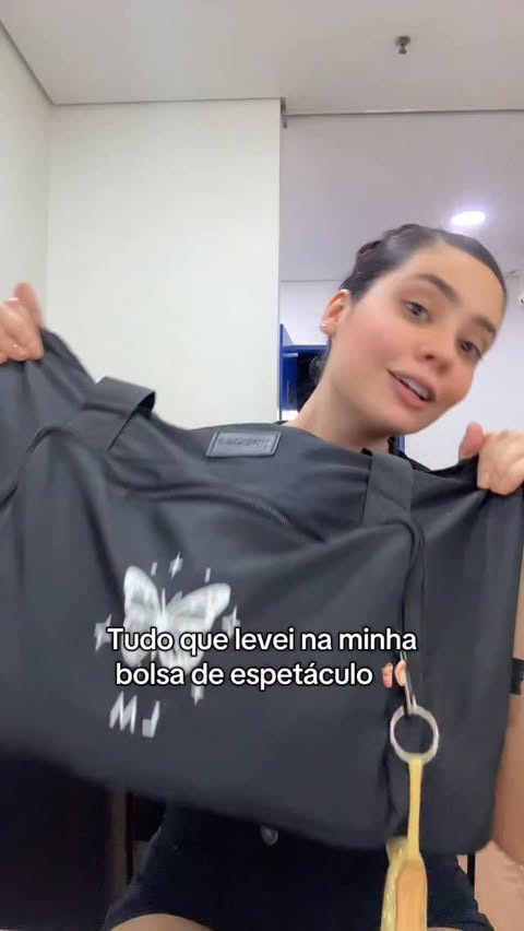 Instagram post by @lauramenosi for Gocase. Caption reads: [...] de espetáculo que parece a bolsa da Hermione....