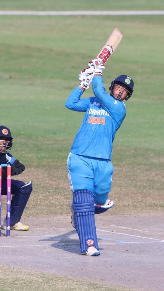 Instagram post by @sportskeedacricket for Sony LIV. Caption reads: Bowlers ke liye warning label chahiye:....