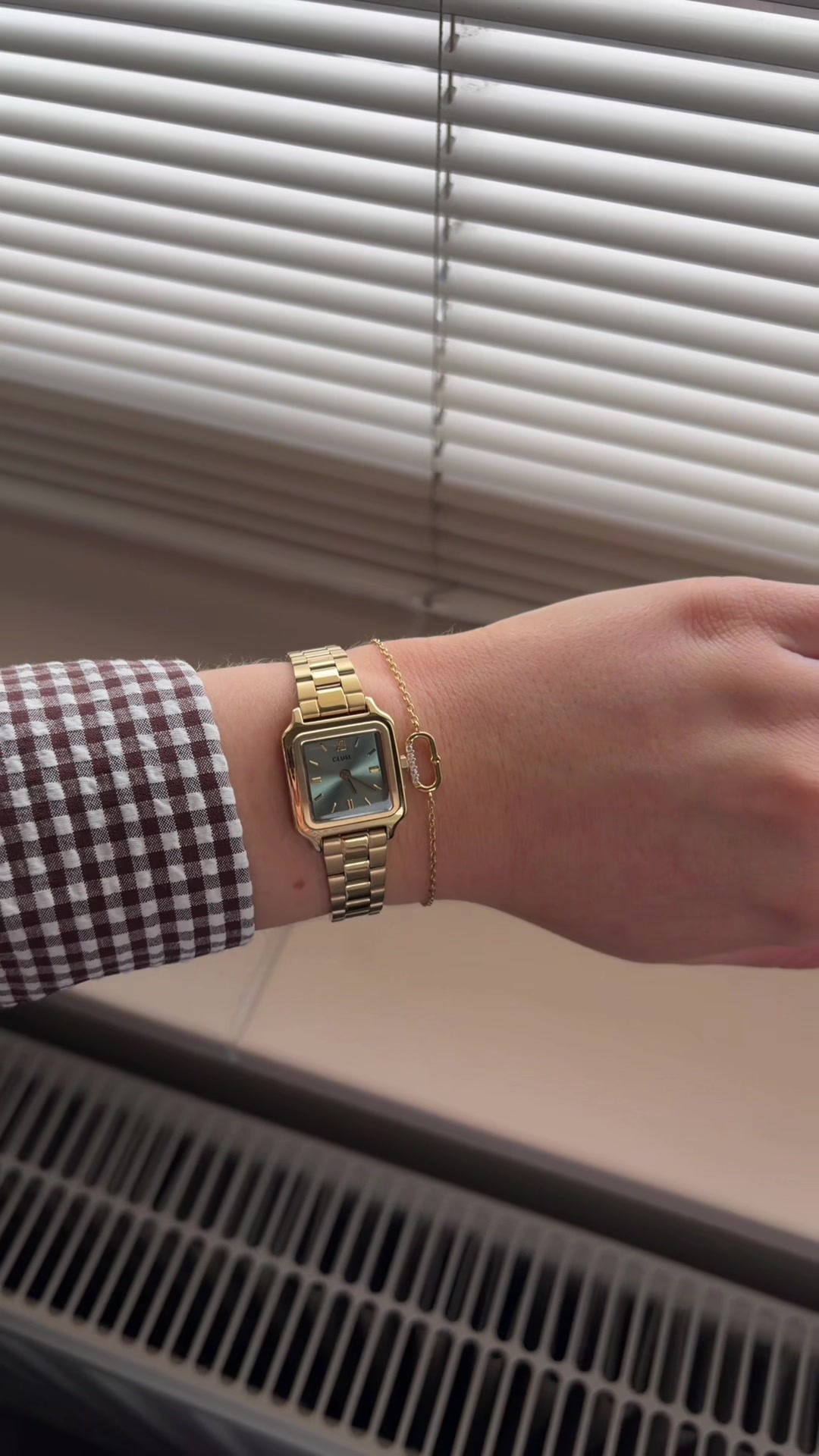 TikTok post by @marahanegraaf for CLUSE. Caption reads: De mooiste horloges en accessoires bij @CLUSE 😍....