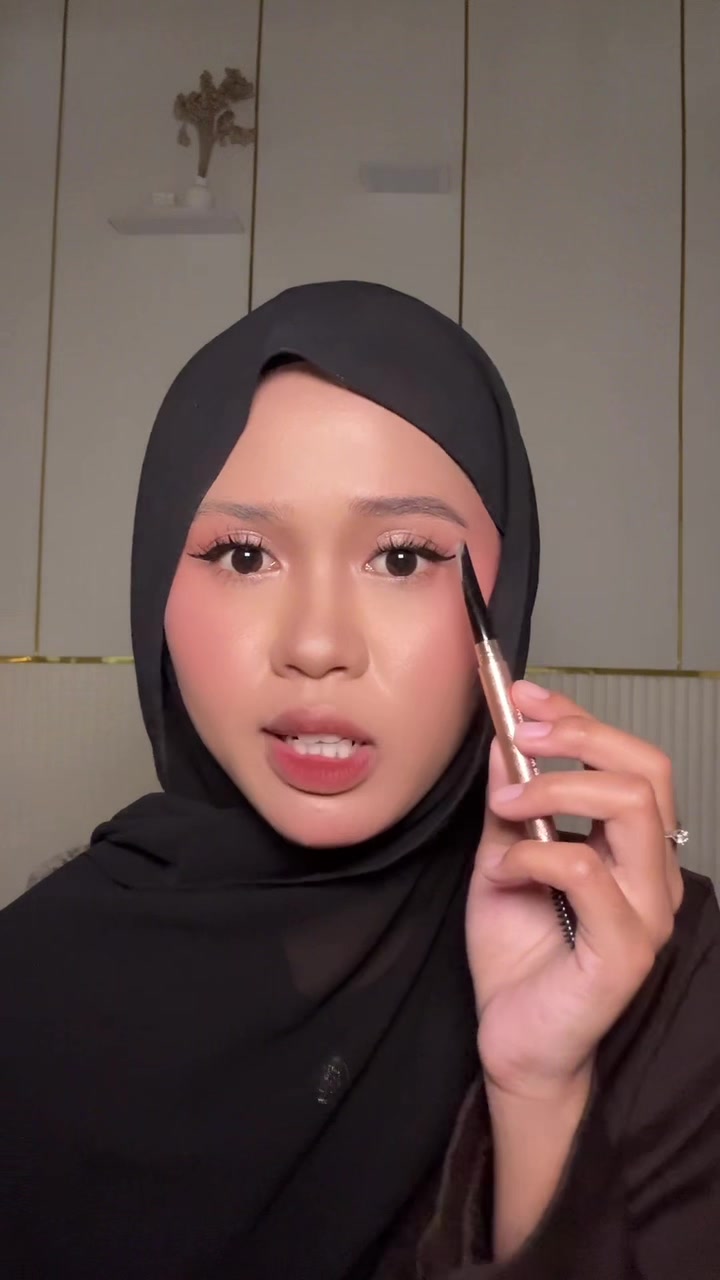 TikTok post by @sartikamadonasukamakeup for OTWOO Indonesia. Caption reads: Membalas @26 pemula pasti bisa kalo ngalisnya pake....