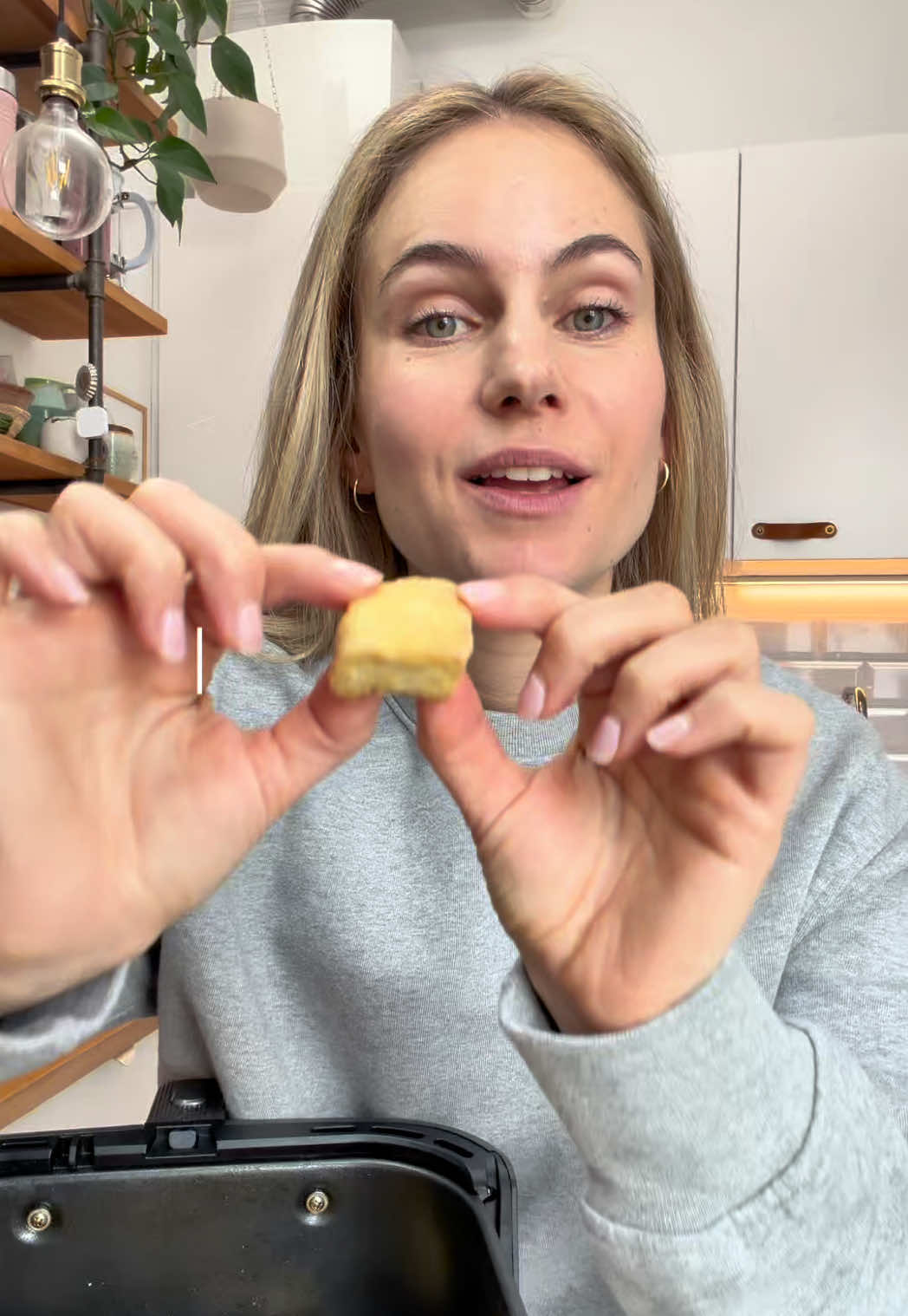 TikTok post by @samtastytreats for COSORI. Caption reads: [...] im Airfryer- ich habe den @COSORI 🧡....