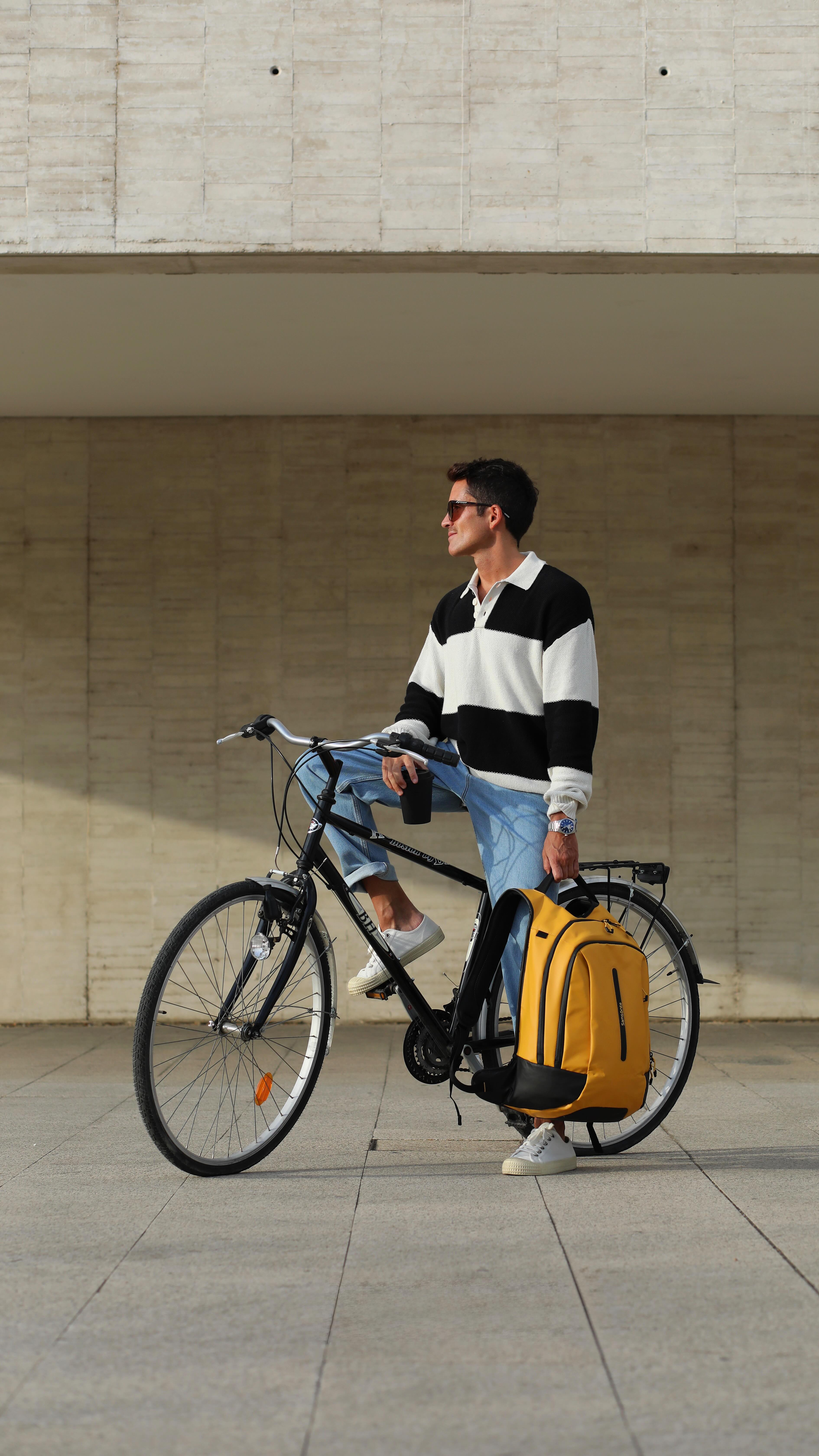 Instagram post by @albertoortizrey for SAMSONITE. Caption reads: Ready for a new season! 💪🏻
With my new....