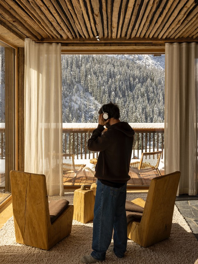 Instagram post by @enrico_costantini for Bang & Olufsen. Caption reads: [...] brings the heat. @eriro.alpinehide....