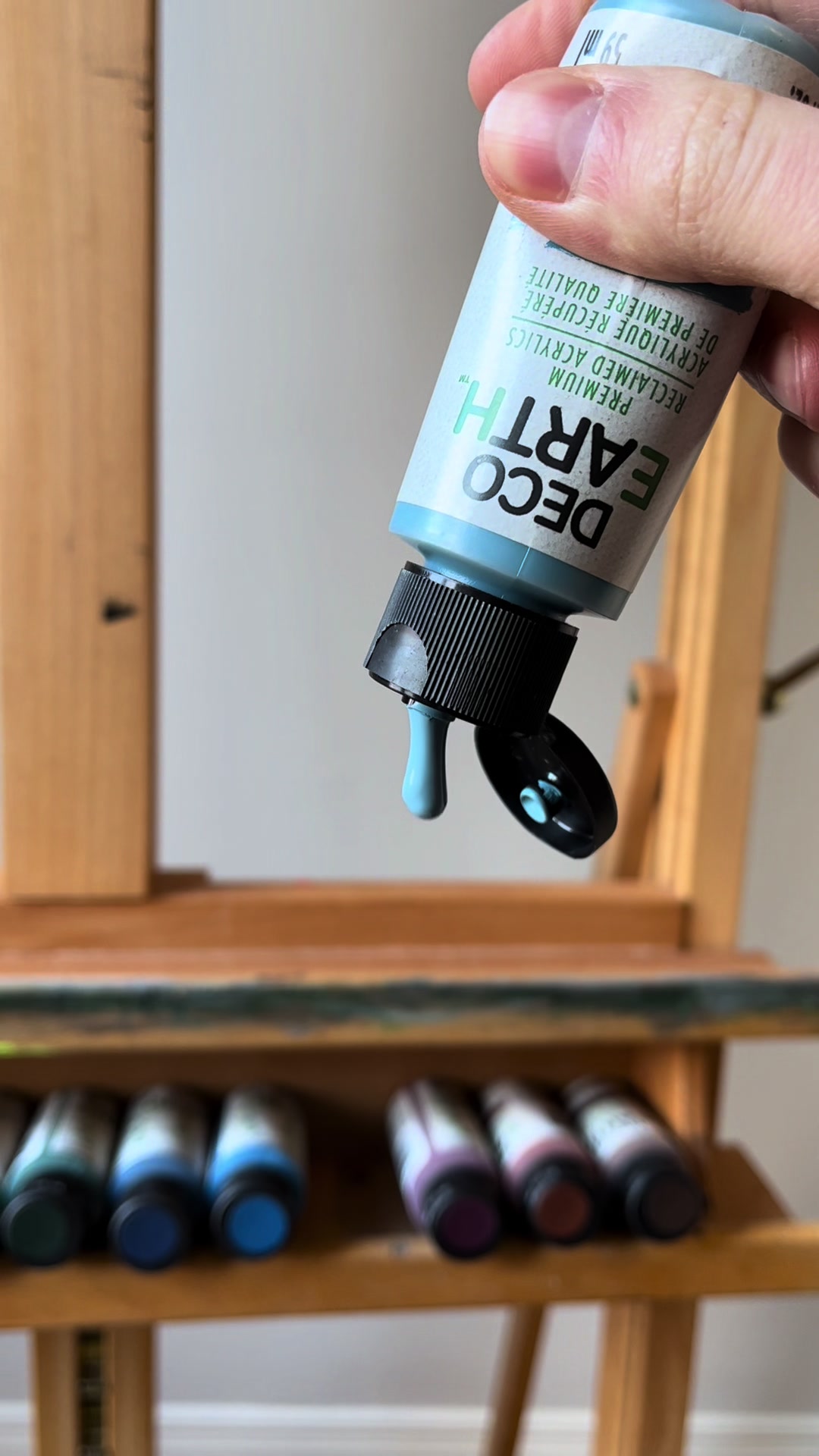 TikTok post by @nicolas.abtan for DecoArt. Caption reads: [...] Link in bio and here:....