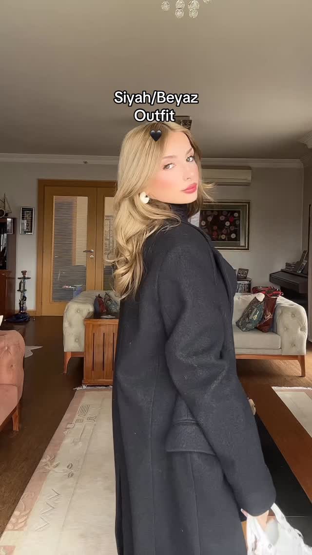 Instagram post by @pinartanyeri_ for Penti. Caption reads: Ustumdekiler:
Sort:Zara @zara 
Corap:Penti @penti....