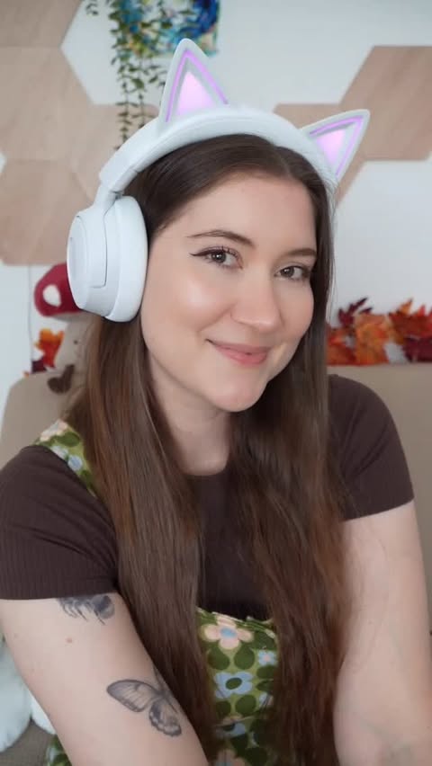 Instagram post by @cozywithronnie for Razer. Caption reads: [...] my streaming journey, I wanted a Razer kitty....