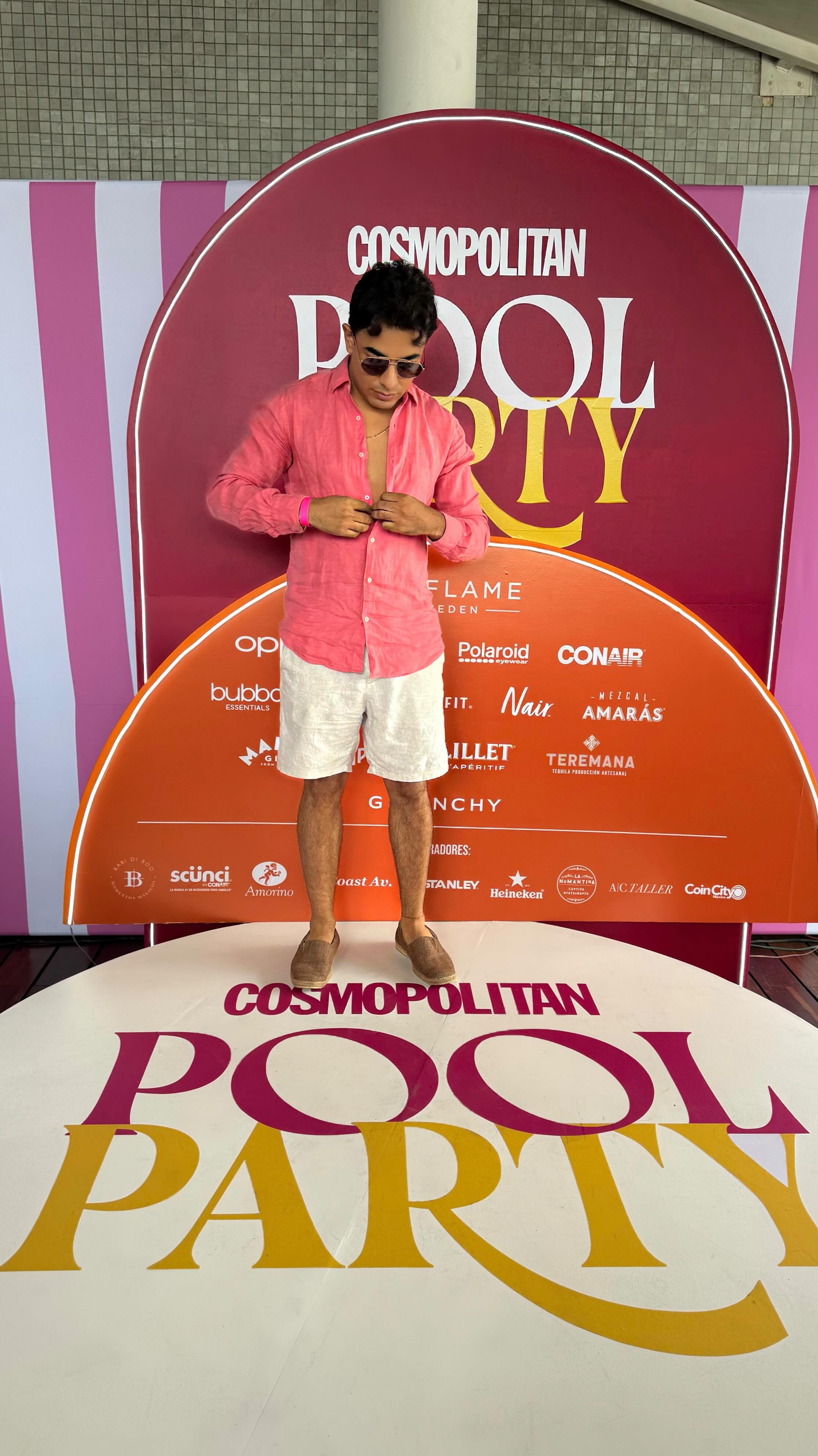 Instagram post by @leirusuriel for Cosmopolitan. Caption reads: La #CosmoPoolParty de @cosmopolitanmx llegó para....