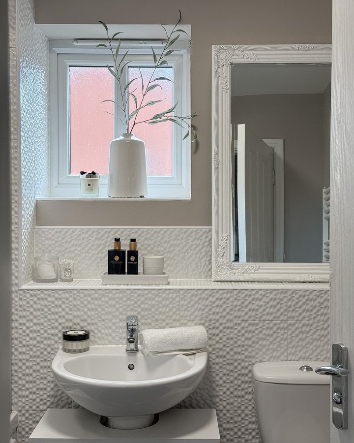 Instagram post by @homeatfaydrive for Aromatherapy Associates. Caption reads: One of my favourite things about the bank holiday....