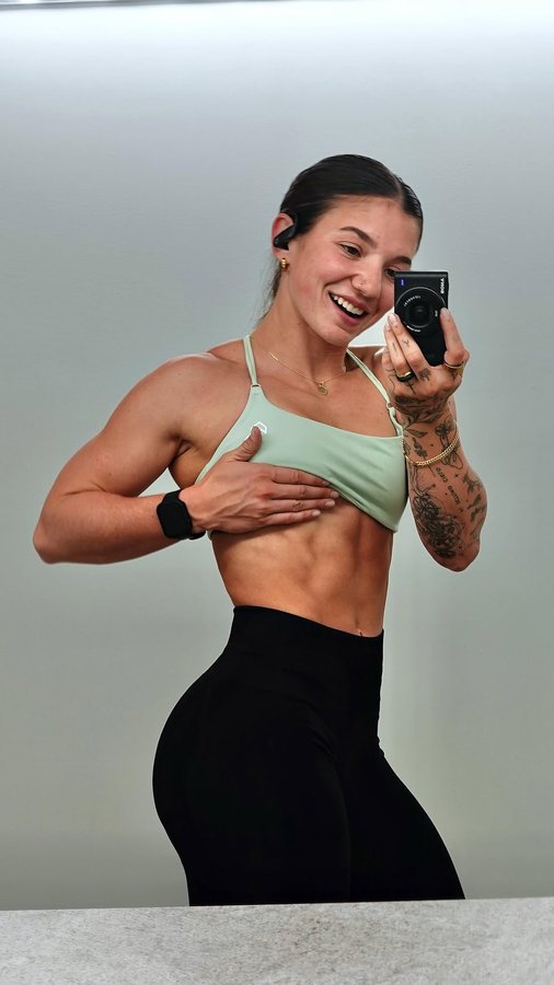 Instagram post by @liindseyleppo for JYM Supplement Science. Caption reads: POWER BASED UPPER BODY WORKOUT Brought to you by....