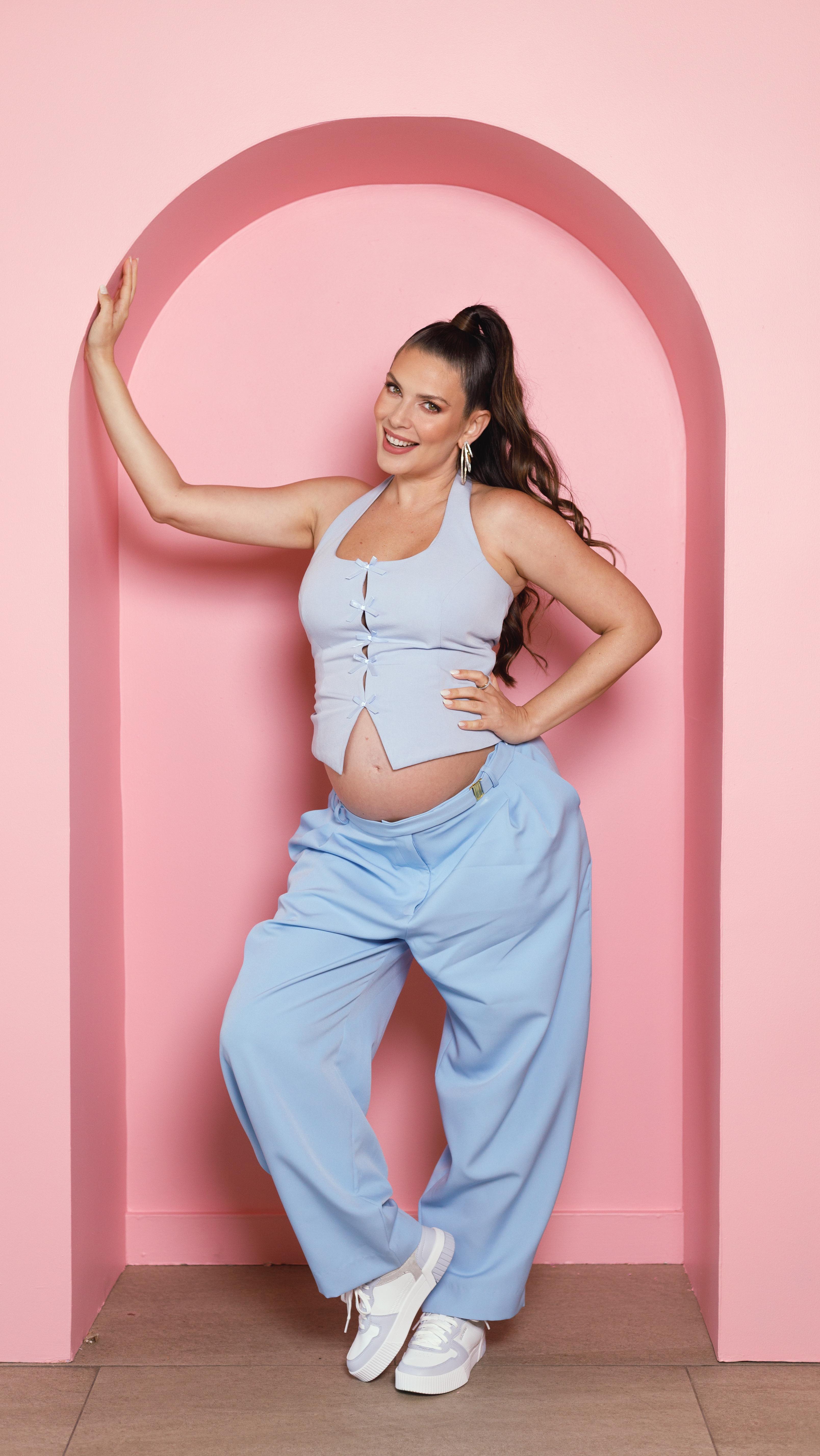 Instagram post by @eugenialemosok for Skechers Chile. Caption reads: 🎲✨ En este capítulo de Dale Color dejamos que la....