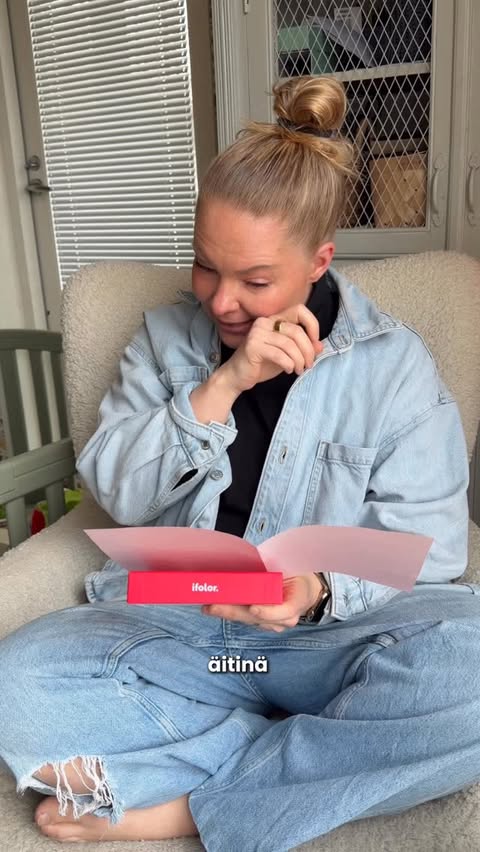 Instagram post by @kaksiaitia for Ifolor Suomi. Caption reads: kaupallinen yhteistyö @ifolorfi Ella luki mulle....
