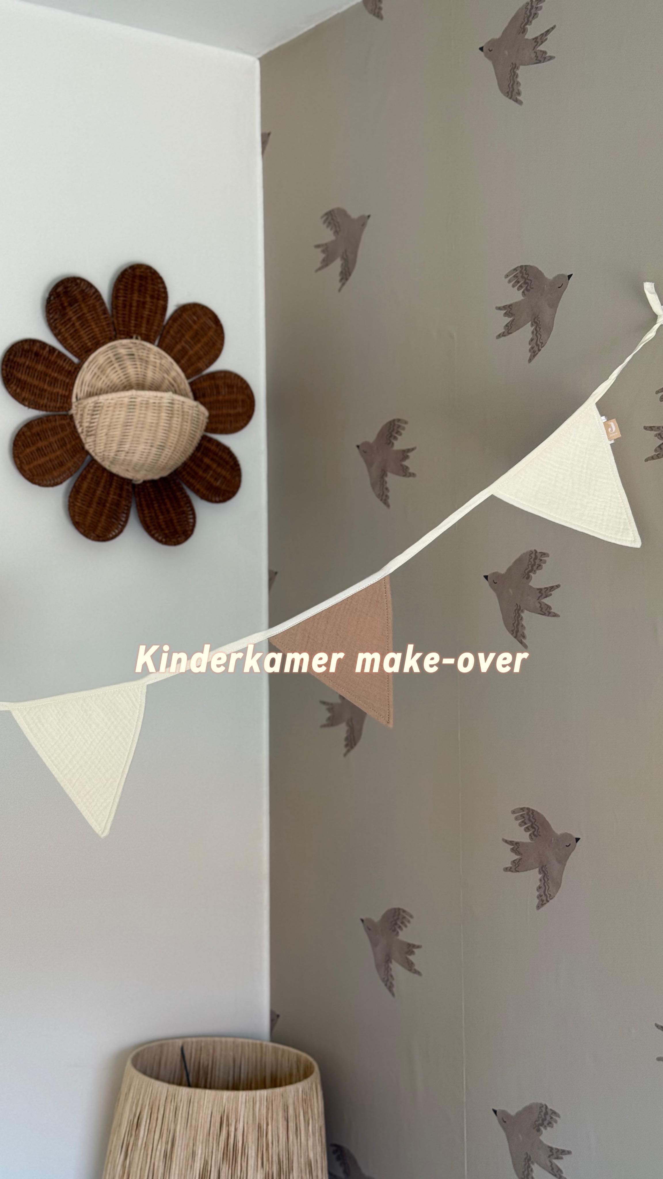 Instagram post by @esmeevanleijden for Photowall. Caption reads: Hoekje gecreëerd voor knutselen, lezen en kleuren....