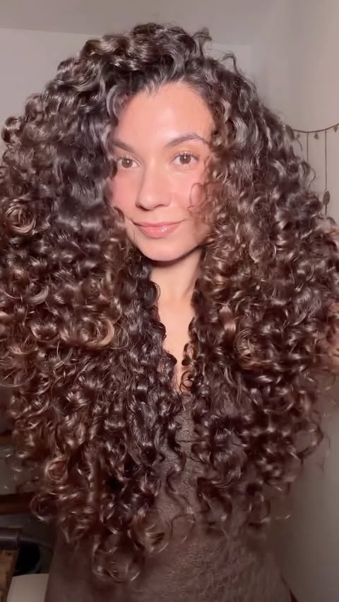 Instagram post by @fris.ee for Ouidad. Caption reads: [...] hydro style flexi jelly and the @ouidad....