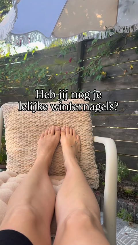 Instagram post by @blissofmel for essie. Caption reads: All summer ready!🌸 - @essie #advertentie....