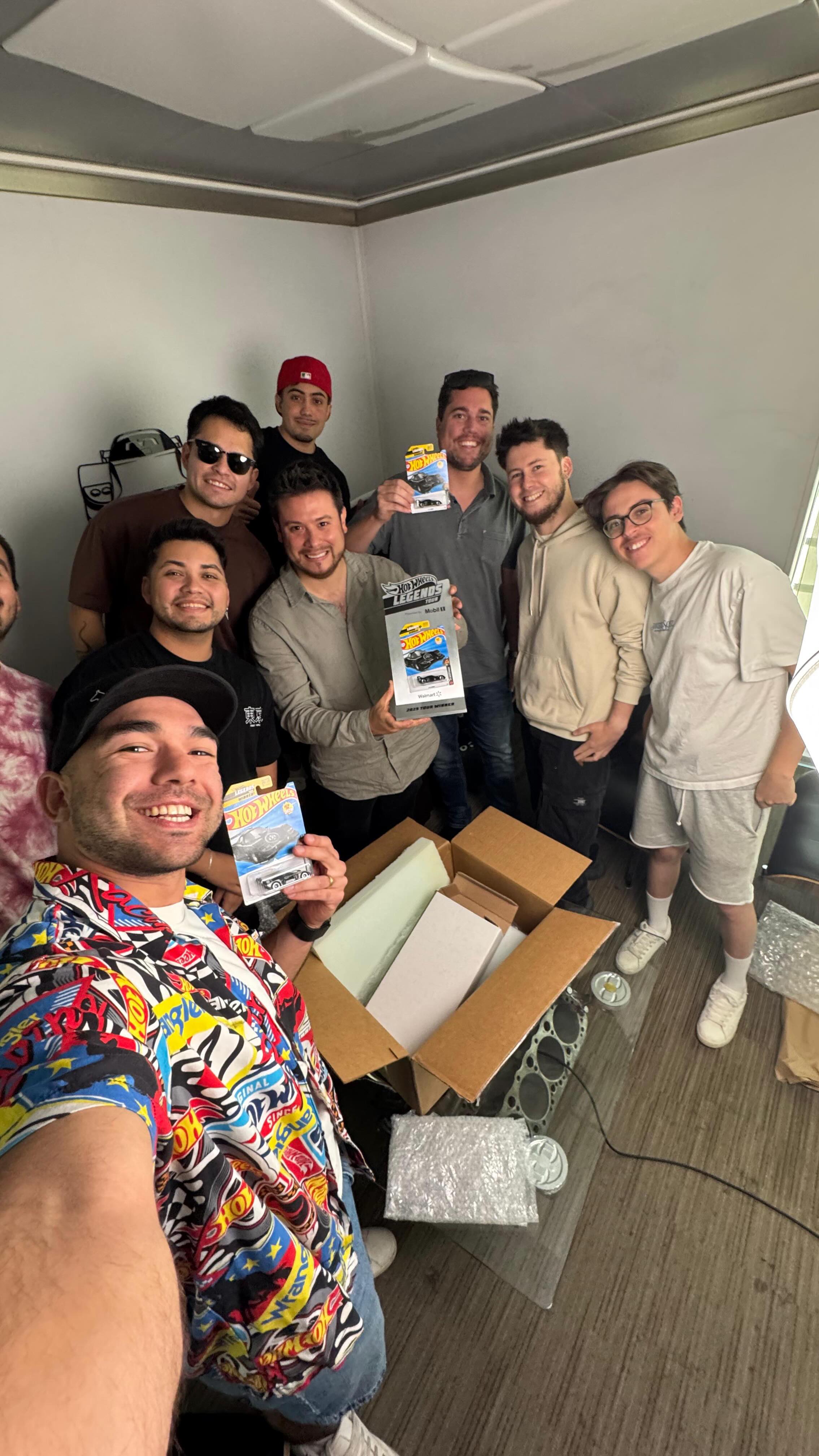 Instagram post by @carsandcoffeechile for Hot Wheels. Caption reads: Ya está en Chile La Liebre HotWheels Legends....