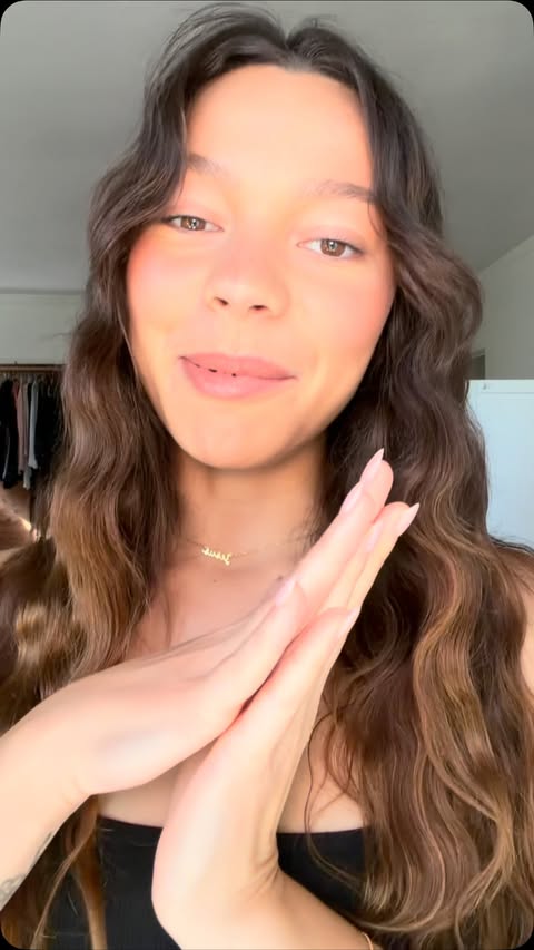 Instagram post by @aaliyahmendes for FaceApp. Caption reads: [...] month tempting me with new looks 🧸🧸🍓....