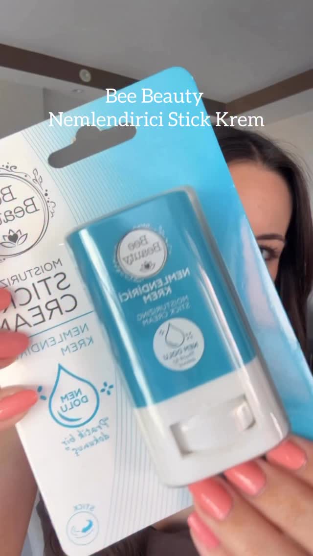 Instagram post by @simserbestt for Watsons. Caption reads: Bee Beauty stick nemlendirici ✨ İçeriğinde....