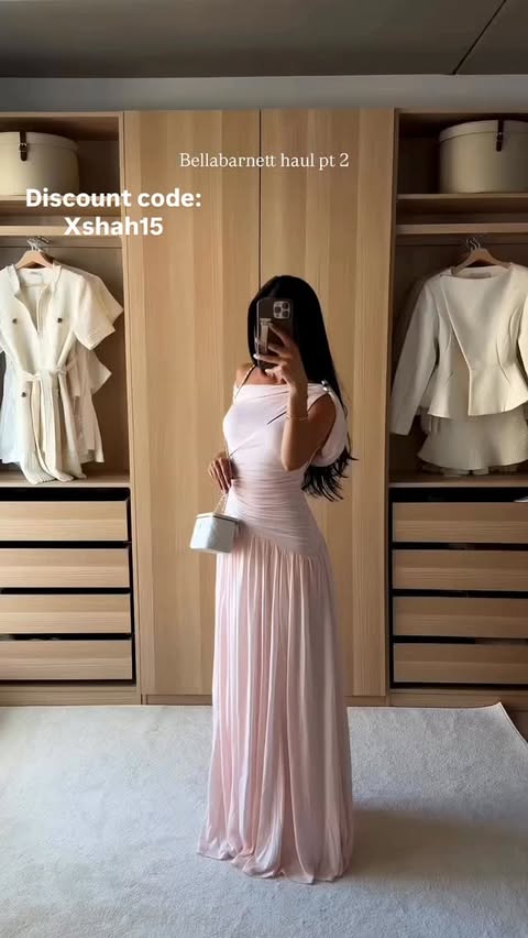 Instagram post by @artikelnummer_sh for Bella Barnett. Caption reads: [...] the pink & blue dress 🤌🏼💙🩷 ad....