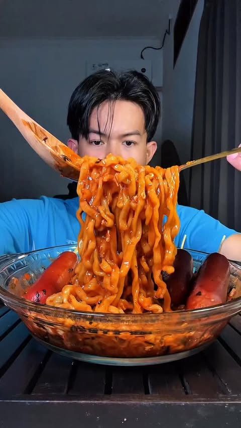 Instagram post by @hii_sammmm for Sehat AQUA. Caption reads: mam sosis keju spicy lagi @sehataqua....