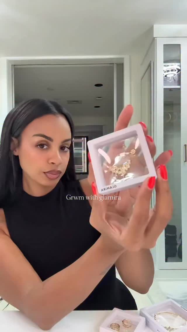 Instagram post by @ana_montana for GLAMIRA. Caption reads: Love this Jewlery from @glamira Bracelet....