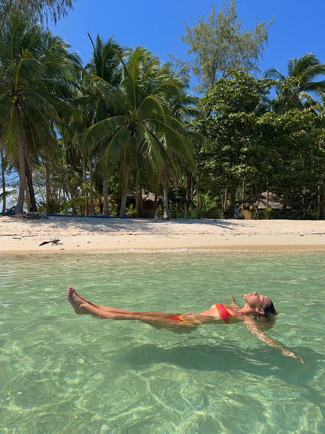 Instagram post by @emelinaah for Triangl. Caption reads: [...] girlfriends taking thirst traps 🌴💕....