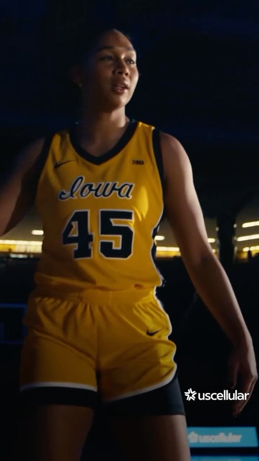 Instagram post by @hannahstuelke for UScellular. Caption reads: #ad Being in the spotlight comes with online....