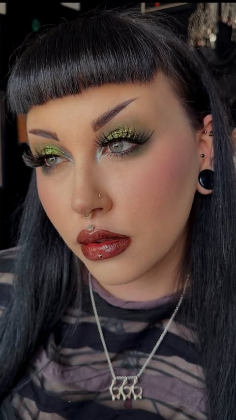 Instagram post by an influencer for Jolie Beauty. Caption reads: [...] a shiny green eyeshadow tbf @joliebeauty 💀....