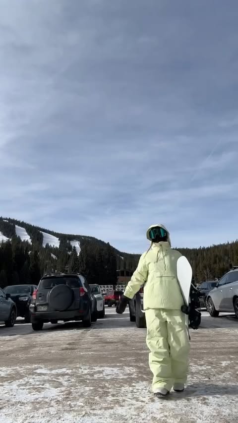 Instagram post by @hannahhwalker__ for ROXY. Caption reads: GRWM @roxy 💛

#partner #Roxy #colorado [...].