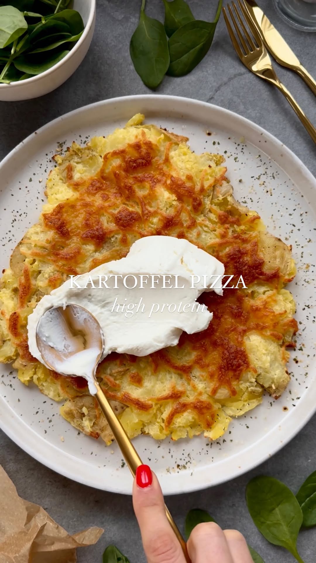 Instagram post by @lizzi1402 for justspices. Caption reads: Anzeige || VIRALE KARTOFFEL PIZZA 🍕 || mit 37 g....