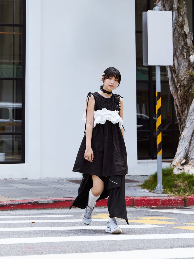 Instagram post by @0301yizhen for Merrell. Caption reads: MERRELL是最近的愛鞋！！
外型真的超！級！百！搭！
搭了兩套一套暗黑機能風，胸前的襯裙和髮飾為....