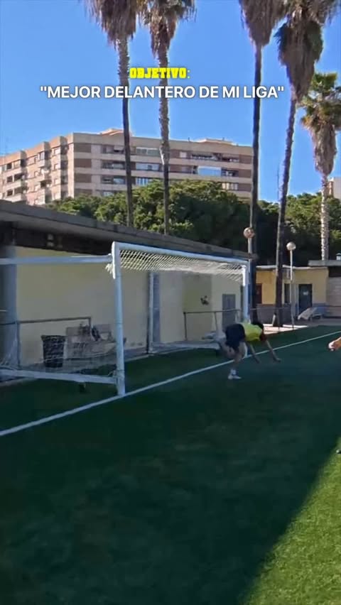 Instagram post by @aleks_v10 for Playermaker. Caption reads: Mejorando con @playermaker ⚽️ Código: “Aleks”....