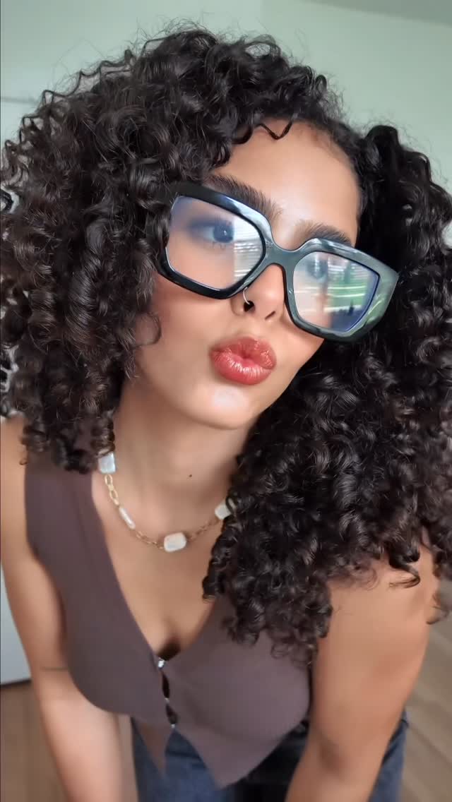 Instagram post by @dharapadron for Verb Products. Caption reads: Outfit Checkkkk muy yooo🤎🔗 AMO
✨ Si quieres el....