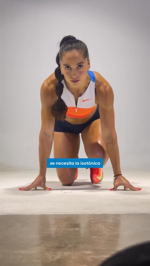 Instagram post by @anaishernandezal for Electrolit. Caption reads: Hoy nos metemos más allá del deporte 👀🔥 Vamos a....