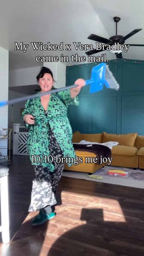 Instagram post by @thesashapiton for Vera Bradley. Caption reads: @verabradley 10/10 well done. 

#wickedmovie....