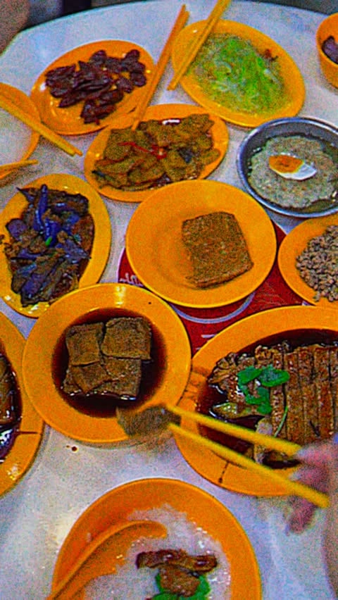 Instagram post by @jesselyn.mci8 for VisitSingapore. Caption reads: Di Singapura, makanan itu bukan cuma soal....