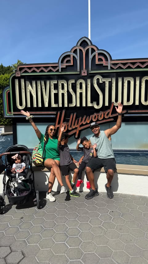 Instagram post by @mzbiancarenee for Universal Studios Hollywood. Caption reads: [...] ‘s family! #FamilyMemories....