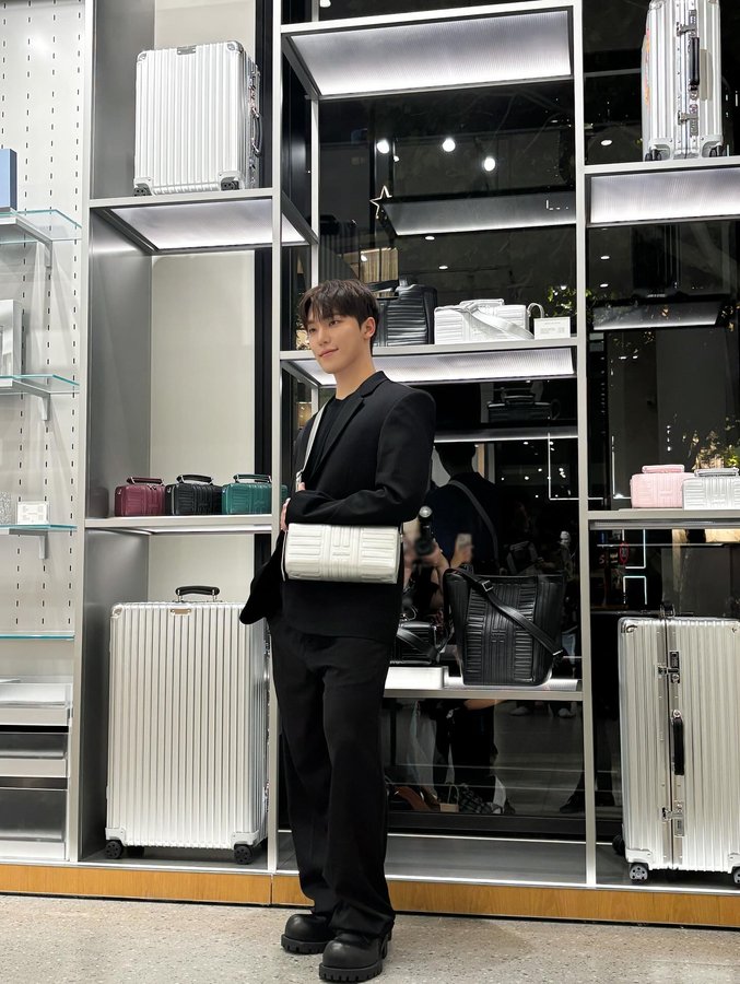 Instagram post by @feat.dino for RIMOWA. Caption reads: RIMOWA🩶

#광고 #RIMOWA 
#RIMOWAGroove #리모와.