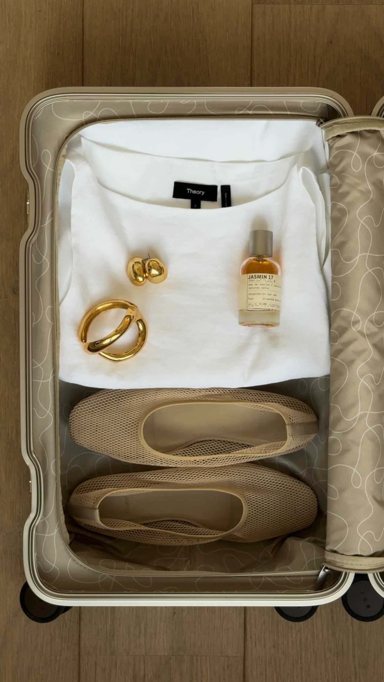 Instagram post by @laurandnicolas for Theory. Caption reads: …and some packing tips from us and @theory__ :
1.....