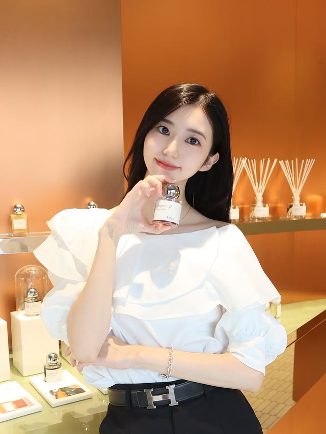 Instagram post by @rinon_ohshima for Aíam. Caption reads: . new fragrance 「Chapter37」🍊✨ Aíam @aiam.beauty....