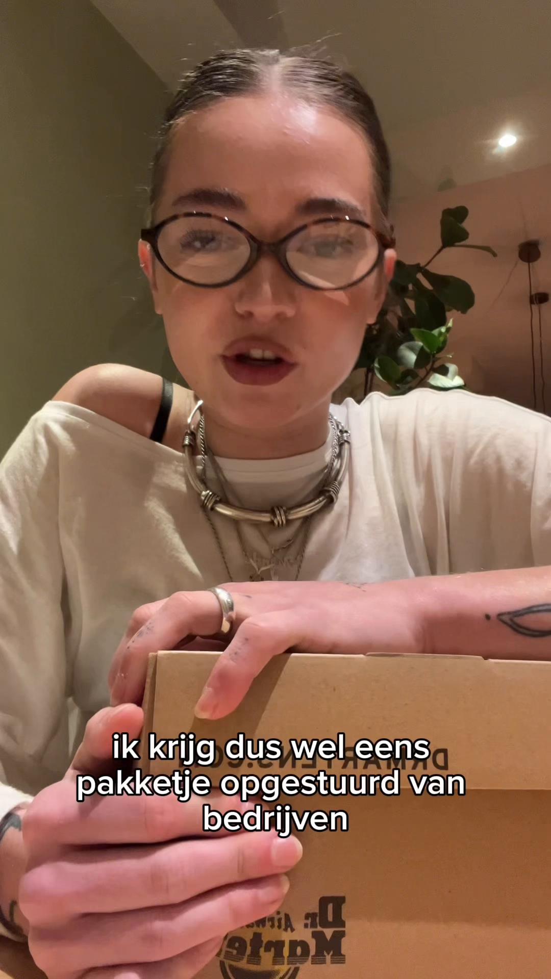 TikTok post by @mendereith for Dr Martens. Caption reads: I love PR!! Vooral als ik mn vrienden er blij mee....