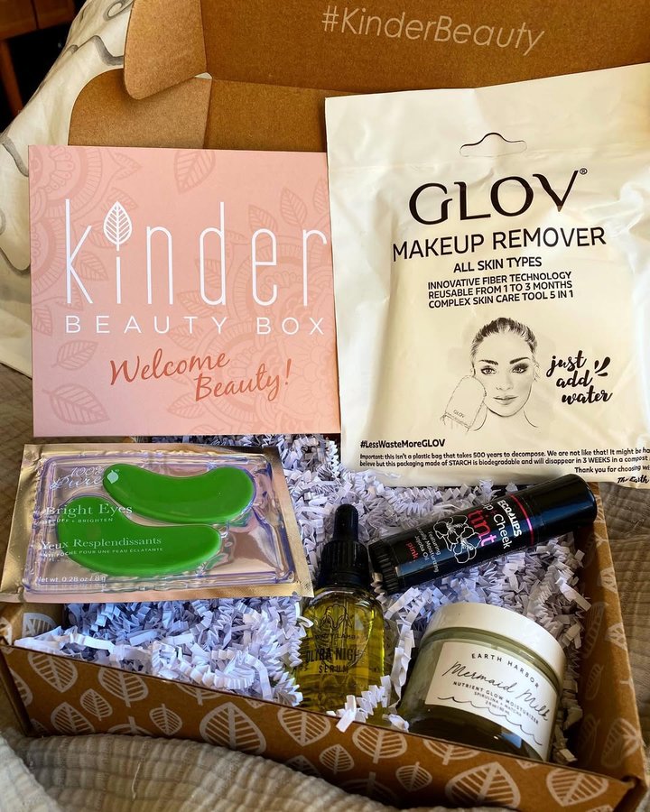 Instagram post by @starringtwee for Eco Lips. Caption reads: Happy #NationalCleanBeautyDay....