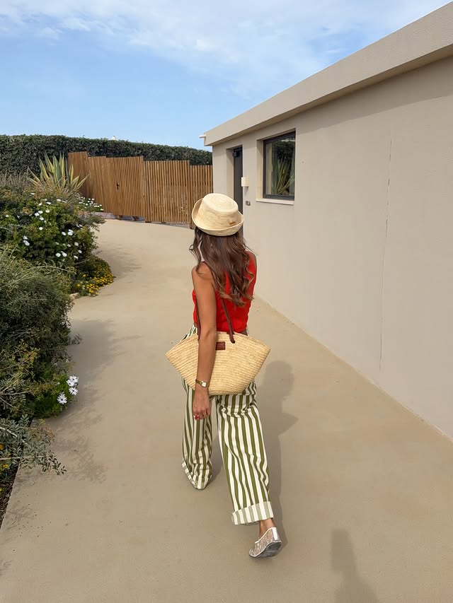 Instagram post by @adelinerbr for Make My Lemonade. Caption reads: Which bottoms for this look @makemylemonade ? ☀️🦀....