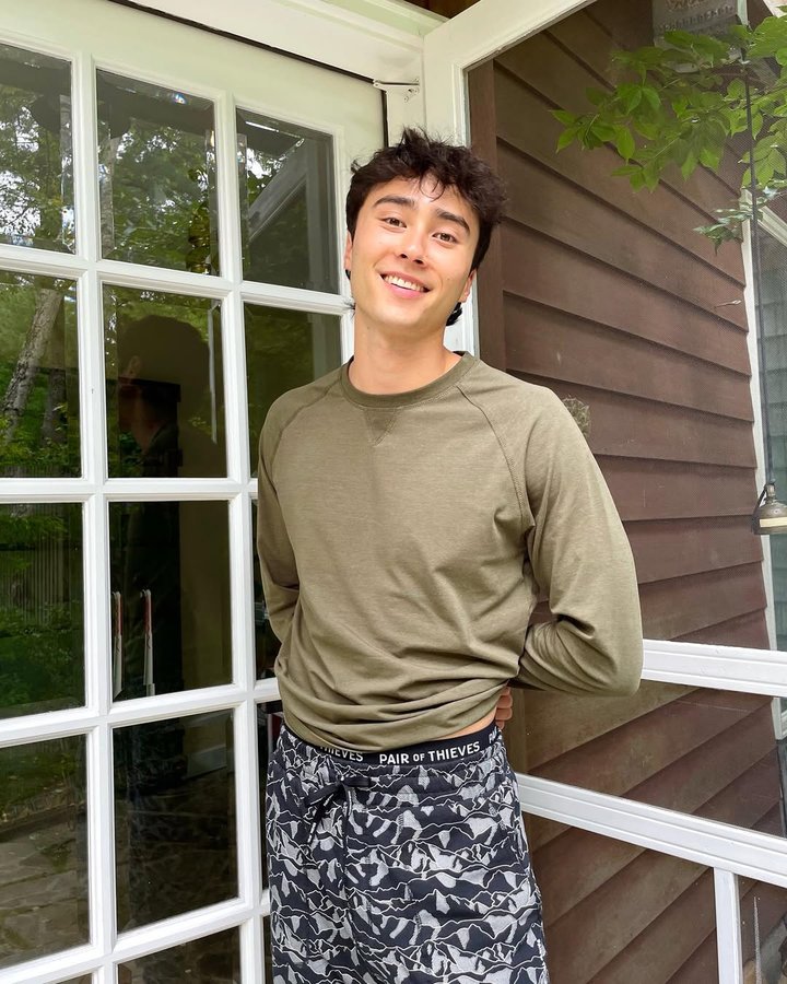 Instagram post by @joeandohirsh for Pair of Thieves. Caption reads: [...] (Sweaty butt syndrome). Switch to Pair of....