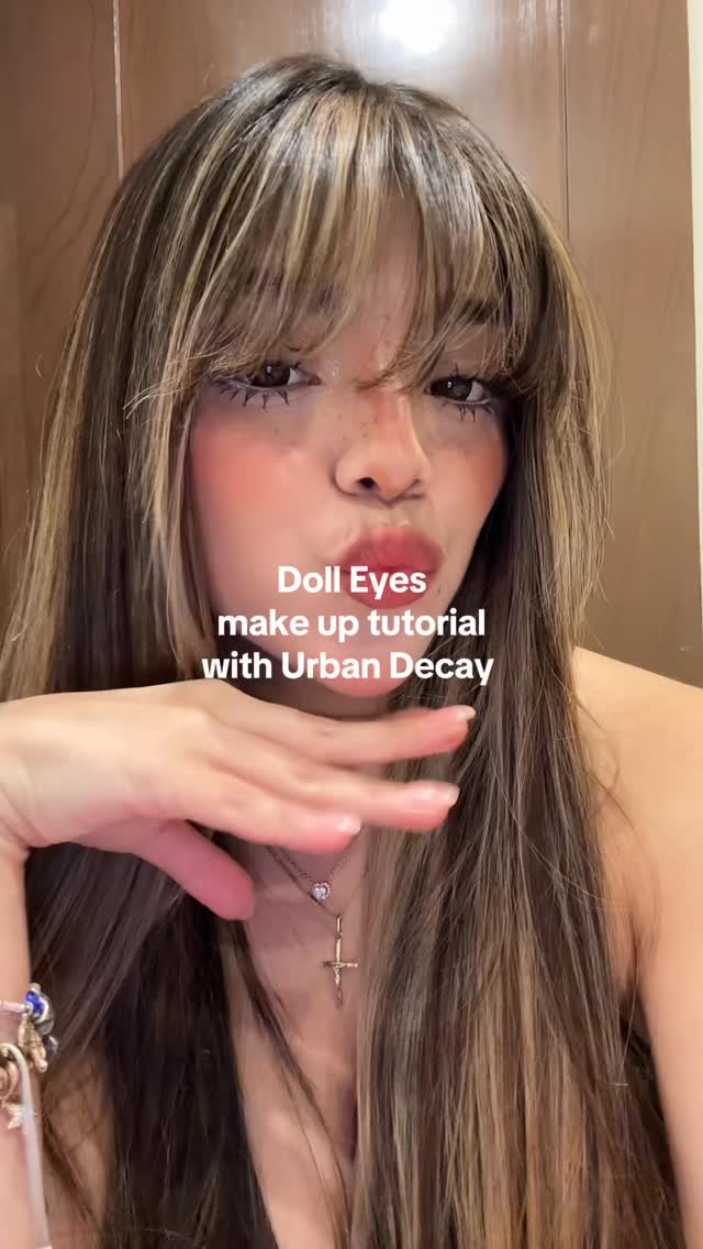 Instagram post by @zaciljimenez for Urban Decay. Caption reads: @urbandecaymx #fyp #reels #parati....