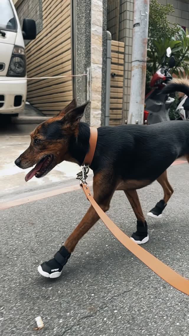 Instagram post by @bellaaa_hsu for RIFRUF. Caption reads: RIFRUF透氣防護鞋日常散步練習 - 今天從家裡下五層樓梯也沒問題！ 超厲害👍🏻 [...].